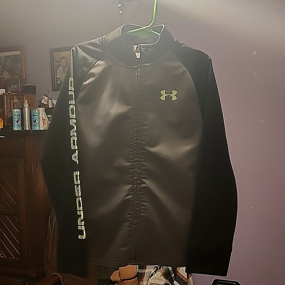 Boys Under Armour Light weight jack. Size 7. Black and gray